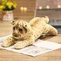 Realistisches Leoparden-Plüschtier, das in gemütlicher, warmer Umgebung auf einem Buch liegt - 39cm / Löwe