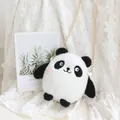 Detalle de un adorable bolso de peluche con forma de panda y cadena dorada elegante - Bollo de Panda / 17cm*15cm