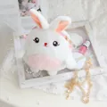 Bonito bolso bandolera de peluche de conejo blanco con cadena dorada y detalles - Diseño de Conejo / 17cm*15cm