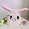 Primo piano del cappello di peluche a forma di coniglio rosa con orecchie mobili e musica - 38cm di Altezza / Coniglio rosa