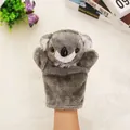 Detalle de un títere de mano de koala de peluche suave para cuentos y educación temprana - Koala