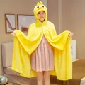 Gemütliche gelbe Enten-Cartoon-Flanell-Kapuzen-Umhangdecke, getragen von einem Modell. - 100x80cm / Gelbes Küken