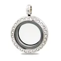 Detailansicht eines 20 mm großen schwimmenden Medaillons aus Edelstahl mit Strasssteinen - Strass Floating Locket / 20mm / Stahlfarben