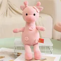 Vue détaillée d'une peluche girafe tricotée rose avec une texture de tissu crocheté - 30cm / Girafe