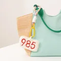 Weicher weißer Plüsch-Taschenanhänger mit roter 985-Bestickung für Studenten - 985 Digitaler Anhänger / 10cm / Weiß