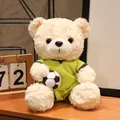 Simpatico orsetto di peluche con maglia da calcio verde mela che tiene un pallone - Orso Bianco Maglia Gialla (Brasile)
