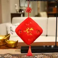 Rote chinesische Neujahrs-Plüschdekoration mit goldener Bestickung und Quaste - 15cm Anhänger / Reichtum (Fa)