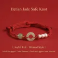 Handgefertigtes rotes Flechtarmband mit Hetian-Jade-Sicherheitsverschluss und Perlen - Ping'an Schnallenstil / Sicherheitsknopf ca. 13mm + Perle ca. 6mm / Freudiges Rot