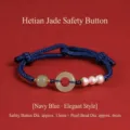 Handgefertigtes dunkelblaues geflochtenes Armband mit Hetian-Jade und echten Süßwasserperlen - Ping'an Schnallenstil / Sicherheitsknopf ca. 13mm + Perle ca. 6mm / Marineblau