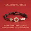 Handgefertigtes braunes Kordelarmband mit Hetian Jade Donut und natürlichen Perlenanhängern - Ping'an Schnallenstil / Sicherheitsknopf ca. 13mm + Perle ca. 6mm / Vulkanbraun
