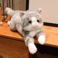 Dettaglio di un realistico peluche di gatto a strisce grigie e bianche con pelo morbido - Posizione Sdraiata - Gatto Grigio