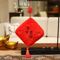 Festliches rotes Plüsch-Neujahrs-Hängeornament mit traditioneller Stickerei - 15cm Anhänger / Frieden und Freude