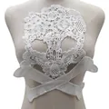 Gros plan sur un écusson en dentelle soluble blanche en forme de crâne sur un mannequin - Motif de Crâne (LG343) / Blanc