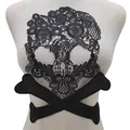 Vue détaillée d'un écusson tête de mort en dentelle noire pour décoration DIY - Motif de Crâne (LG343) / Noir