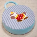 Cuscino rotondo in morbida lana di agnello con ricamo animale cartone e manico blu - Stile Pony Tondo / Diametro 40cm / Blu