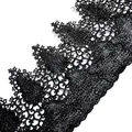 Nahaufnahme der schwarzen wasserlöslichen Spitzenborte mit feinem 3D-Stickmuster - Schwarz