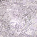 Detaillierte Textur von lavendelfarbenem wasserlöslichem Spitzenstoff mit 3D-Blumenstickerei - Hellviolett