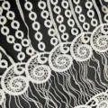 Dettaglio macro del pizzo idrosolubile in seta di latte bianca con frange eleganti - Confezione da Ogni Pezzo / Bianco