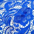 Nahaufnahme von blauem wasserlöslichem Spitzenstoff mit Stickerei im Paisley-Muster - Saphirblau