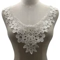 Detailansicht der weißen wasserlöslichen Spitzenblumen-Halsband-Applikation - Weiß