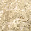 Nahaufnahme von goldenem Paisley-Spitzenstoff mit feiner 3D-Blumenstickerei. - Kaffeebraun