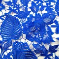 Detaillierte Ansicht von königsblauem Ätzspitze-Stoff mit Blumen- und Blattmustern. - Saphirblau