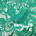 Nahaufnahme von smaragdgrünem Guipure-Spitzenstoff mit floraler Paisley-Stickerei - Cyan