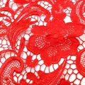 Detailaufnahme von rotem wasserlöslichem Spitzenstoff mit Paisleymuster und Stickerei - Rot