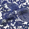 Detaillierte Makroaufnahme von marineblauem wasserlöslichem Spitzenstoff mit 3D-Blattmustern - Dunkelblau