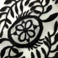 Broderie florale en soie de lait noire sur tissu de dentelle en maille blanche - Noir