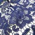 Detaillierte Ansicht von dunkelblauem wasserlöslichem Spitzenstoff mit Paisley-Stickerei - Dunkelblau