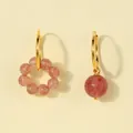 Boucles d'oreilles asymétriques en or avec quartz fraise et perles de pierre naturelle. - Style Créole Asymétrique / Strawberry Quartz Earrings