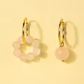 Élégantes boucles d'oreilles créoles avec quartz fraise rose et charms de perles - Style Créole Asymétrique / Boucles d'oreilles quartz rose