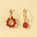 Boucles d'oreilles créoles dorées asymétriques avec perles d'agate cornaline rouge - Agate Rouge