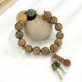 Pulsera étnica de madera de sándalo verde con cuentas talladas y una borla decorativa - Cuentas de Oración de Sándalo Verde (SL5207) / 12mm