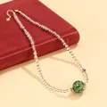 Elegante Halskette aus weißen Kristallperlen mit einer grünen Lackperle und Perle - Grün