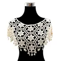 Detailopname van een handgehaakte holle kanten sjaal met florale zeshoekige motieven - Tops / Beige