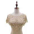 Beige opengewerkte gehaakte kanten sjaal capelet voor dames getoond op een paspop torso - Tops / Lichtkoffie