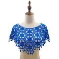Detail van koningsblauwe gehaakte kanten sjaal met geometrische patroni en franjes - Tops / Saffierblauw