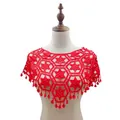 Detail van een rode gehaakte kanten sjaal met decoratieve kwastjes op een mannequin - Tops / Rood