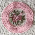Detalle macro de posavasos redondo de encaje rosa con bordado floral de rosas estilo vintage - Diámetro 11.5cm / Rosa