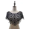 Zwart gehaakt kant capelet met holle sterpatronen en elegante kwastjesafwerking - Tops / Zwart