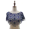 Detailopname van marineblauwe gehaakte sjaal met opengewerkte bloemmotieven en kwastjes - Tops / Donkerblauw