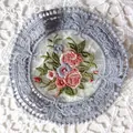 Detalle en primer plano de un posavasos de encaje vintage con bordados florales - Diámetro 11.5cm / Azul