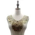 Vue détaillée d'un col en dentelle dorée soluble dans l'eau avec broderie papillon 3D sur mannequin. - Style Floral 050 (050-Or)