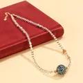Elegante Halskette aus weißen Kristallperlen mit einer einzigartigen blauen Lackperle - Blau