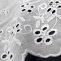 Primer plano de encaje de algodón blanco bordado con patrón floral calado - Blanco Blanqueado
