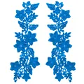 Détail de patchs brodés de fleurs en dentelle bleue avec une texture ajourée en relief 3D - Bleu
