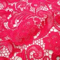 Detaillierte Makroansicht von pinker wasserlöslicher Spitze mit Paisley-Stickerei - Fuchsia