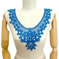 Detailansicht der königsblauen wasserlöslichen Stickspitzen-Halsband-Applikation - Blau